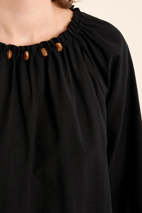 Blusa de mujer de manga larga, detalle abalorios.