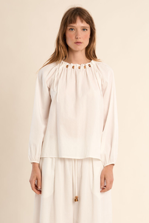 Blusa de mujer de manga larga, detalle abalorios.