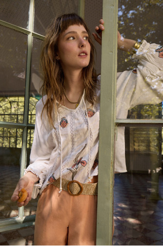 Blouse à broderie florale, col à nouer