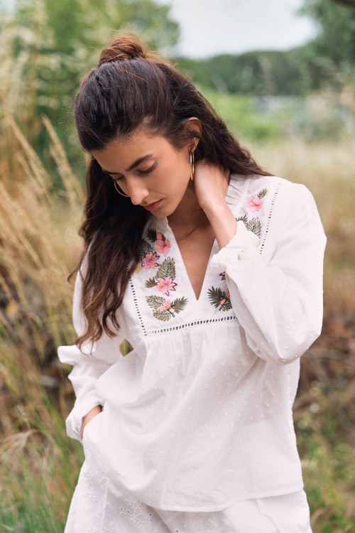 Blusa de mujer de manga larga, con flores bordadas.