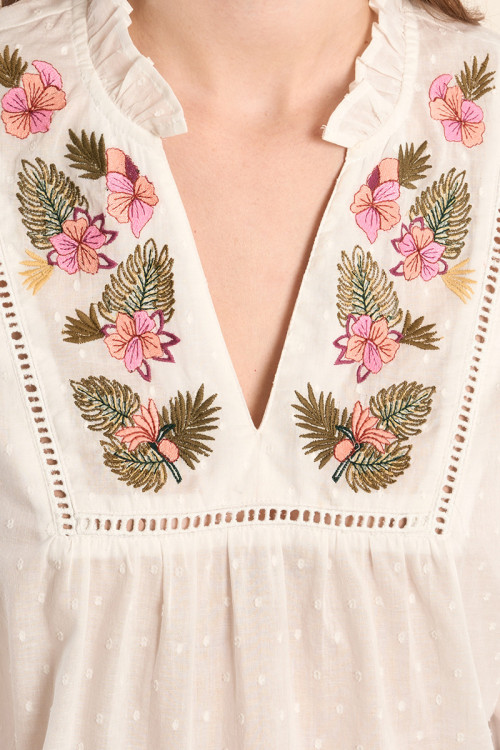 Blusa de mujer de manga larga, con flores bordadas.