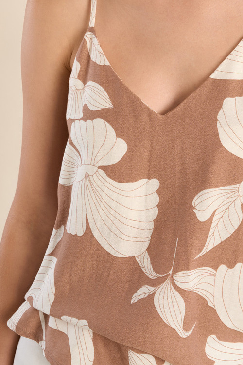 Top de mujer lencero, con estampado.