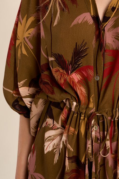 Vestido corto, con estampado y lazada.