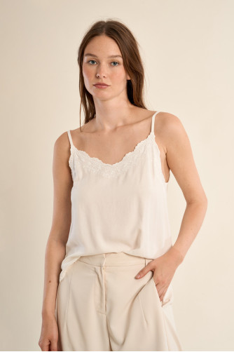 Top de mujer lencero, detalle bordado.