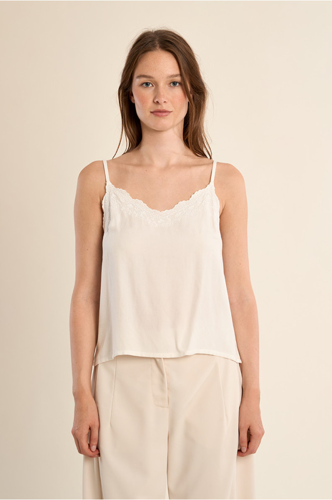 Top de mujer lencero, detalle bordado.