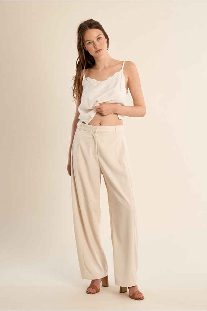 Top de mujer lencero, detalle bordado.