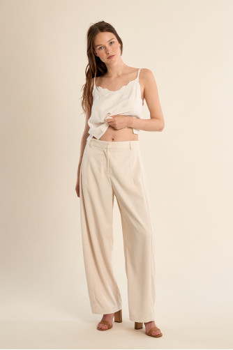 Top de mujer lencero, detalle bordado.