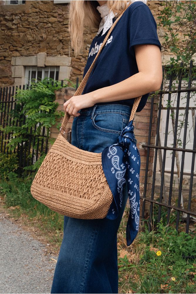 Bolso de mujer de rafia, detalle borlas.