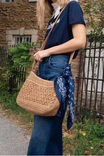 Bolso de mujer de rafia, detalle borlas.