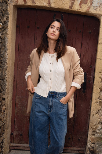 Cárdigan de mujer de manga larga, en punto trenzado.