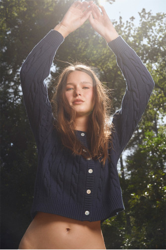 Cárdigan de mujer de manga larga, en punto trenzado.