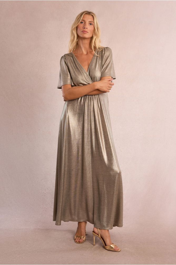 Vestido largo, en tejido brillante, con lazada.