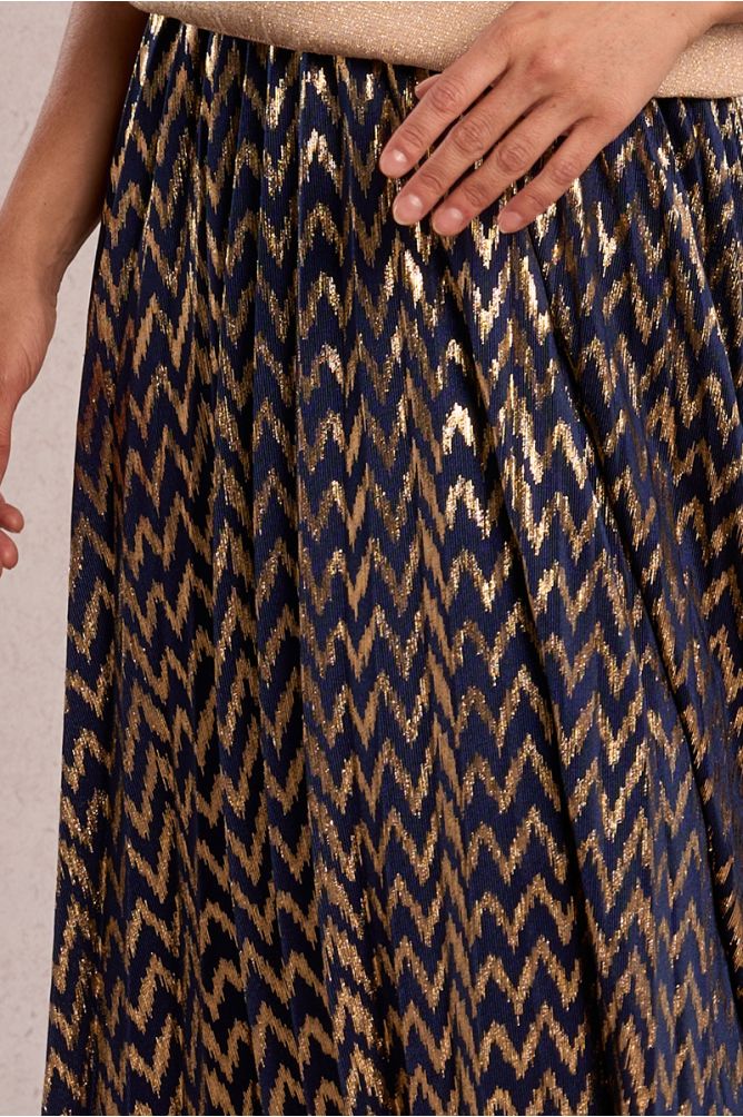 Falda larga, plisada, con estampado.