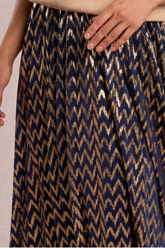 Falda larga, plisada, con estampado.