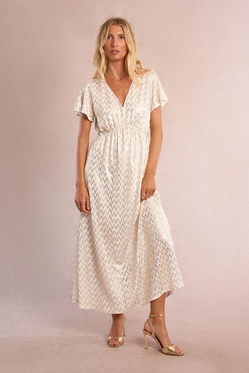 Vestido largo, de manga corta, con estampado.