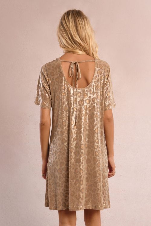 Vestido de manga corta, con estampado y lazada.