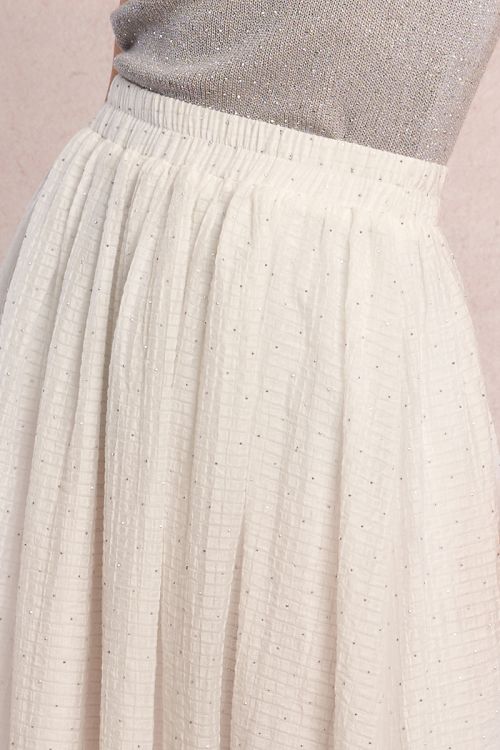 Falda de mujer larga, detalle lunares brillantes.