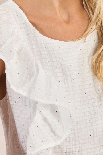 Vestido largo, de manga corta, con volantes y lunares.