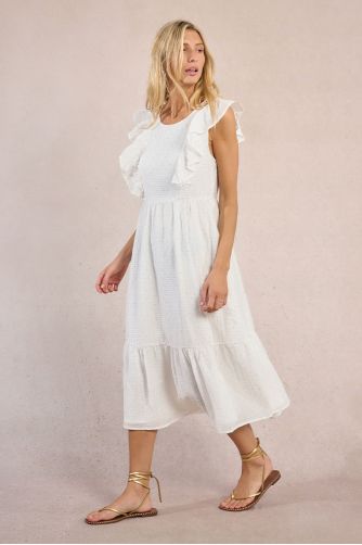 Vestido largo, de manga corta, con volantes y lunares.