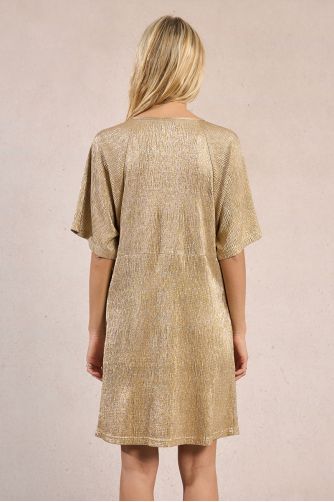 Vestido de manga corta, con abertura frontal.