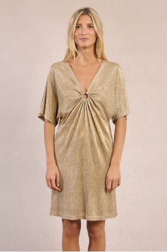 Vestido de manga corta, con abertura frontal.