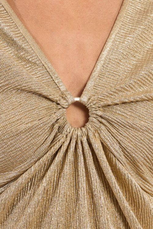 Vestido de manga corta, con abertura frontal.