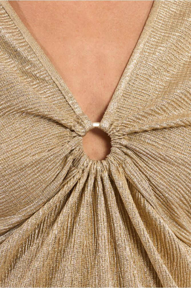 Vestido de manga corta, con abertura frontal.