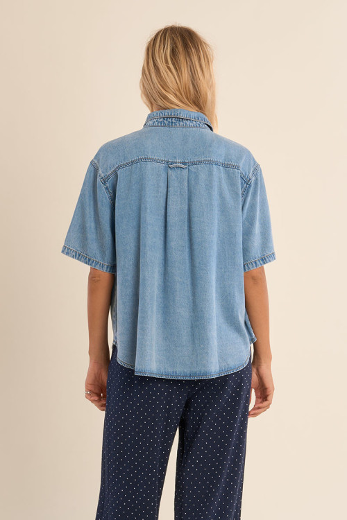 Camisa de mujer de manga corta, vaquera.