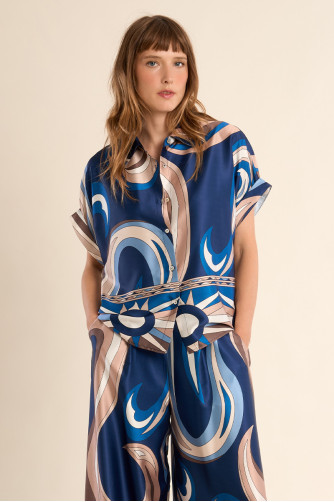 Camisa de mujer de manga corta, con estampado.