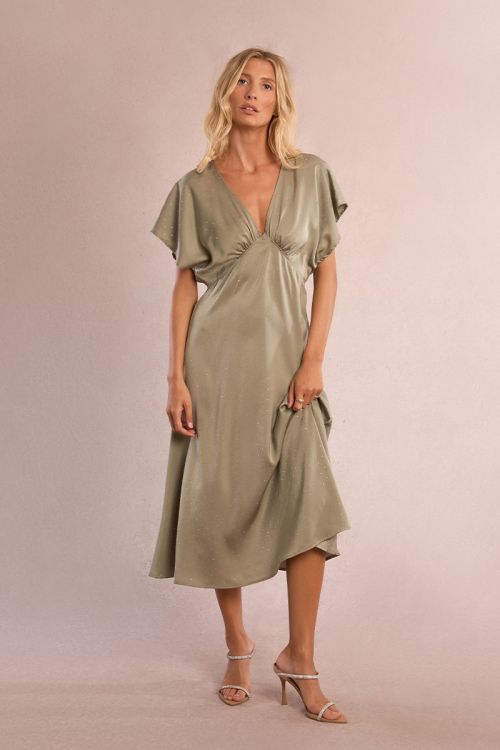 Vestido largo, de manga mariposa, abalorios brillantes.