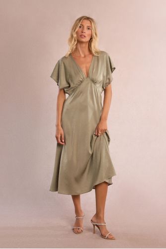 Vestido largo, de manga mariposa, abalorios brillantes.