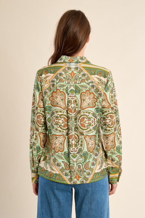 Camisa de mujer de manga larga, con estampado.