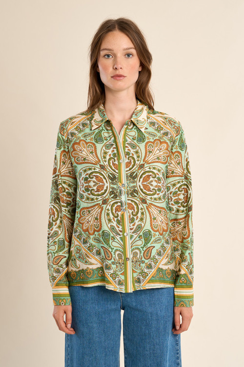 Camisa de mujer de manga larga, con estampado.