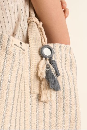 Bolso de mujer de tela, con estampado y borlas.