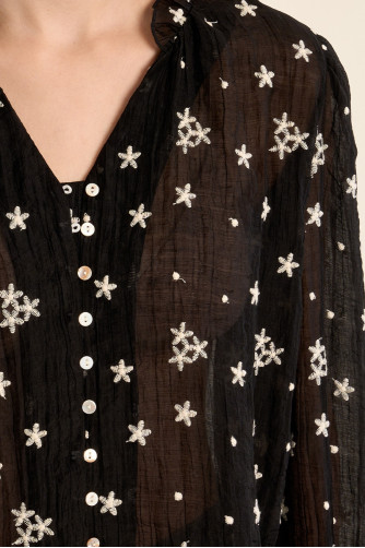 Camisa de mujer de manga larga poeta, con estampado.