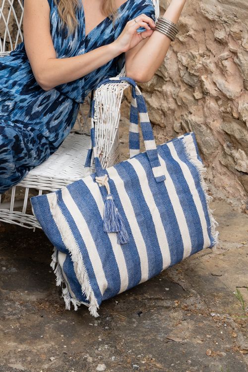 Bolso de mujer de tela, con estampado y flecos.