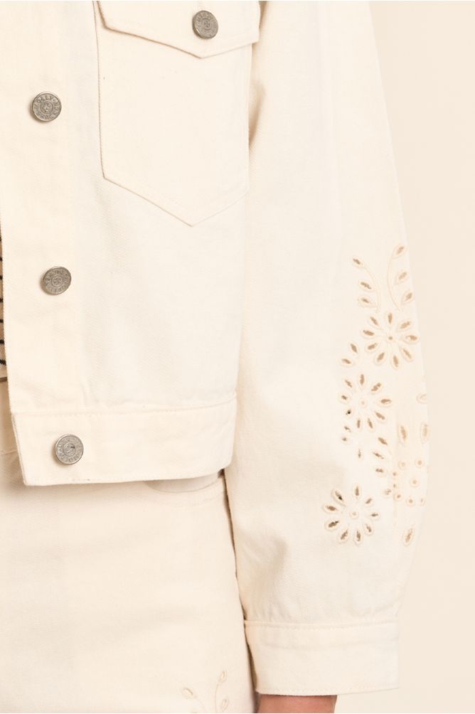 Veste denim, détails broderie anglaise