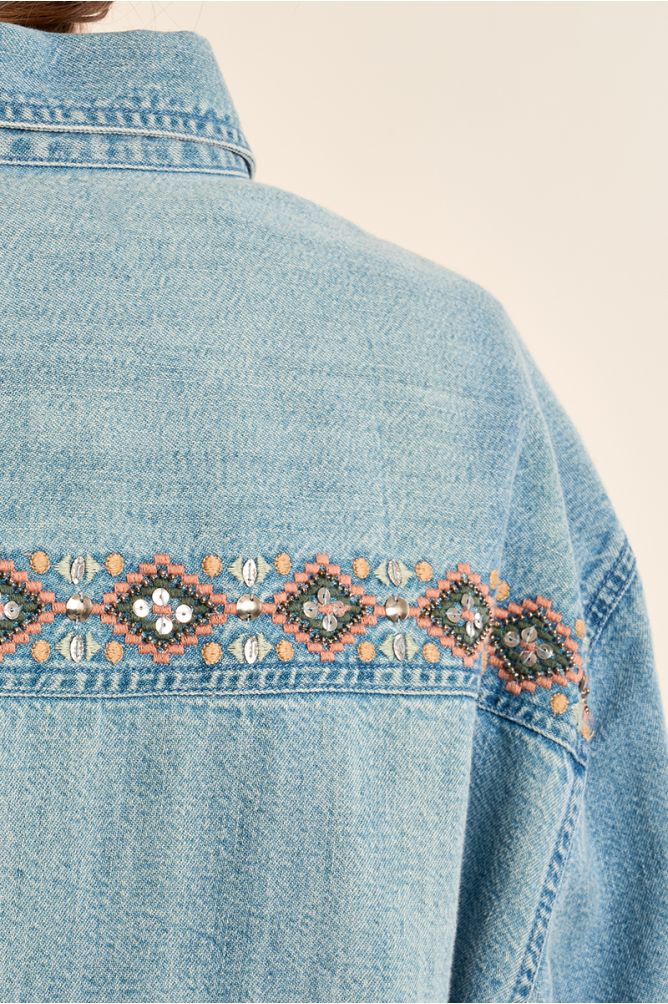 Camisa de mujer vaquera, detalle abalorios.