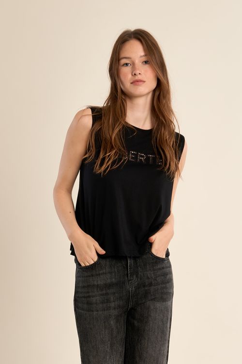 Camiseta de mujer de manga sisa, detalle de texto.