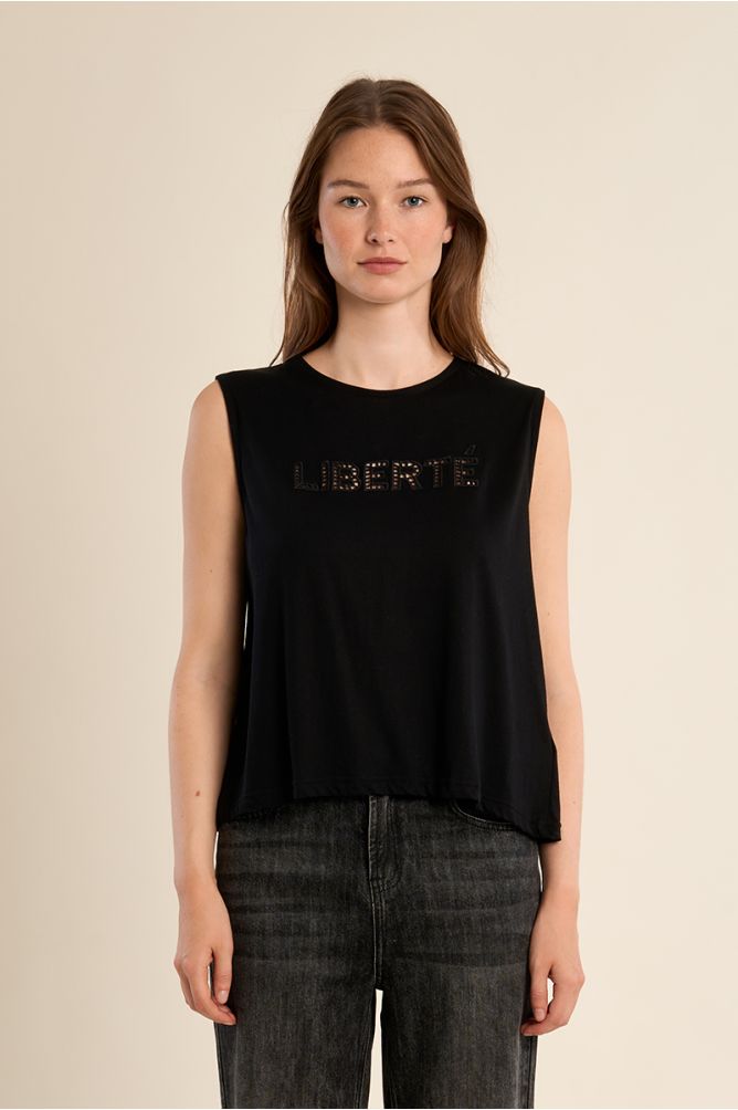 Camiseta de mujer de manga sisa, detalle de texto.