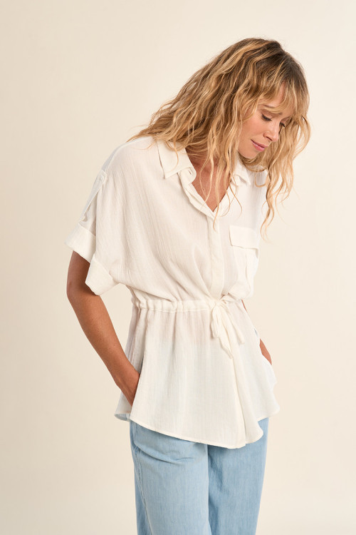 Safari blouse, knotted at the waist
