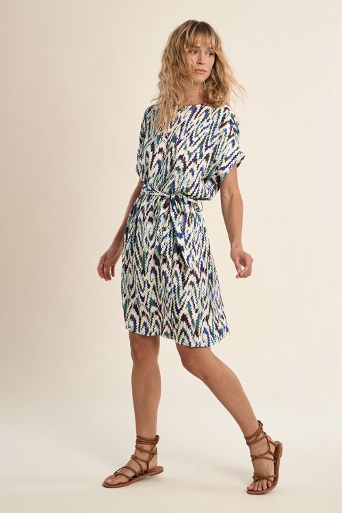 Vestido de manga corta, con estampado y lazada.