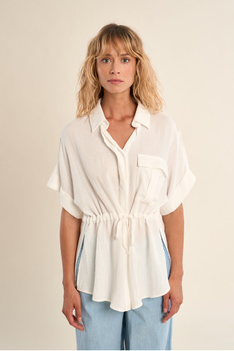 Camisa de mujer de manga corta, detalle lazada.