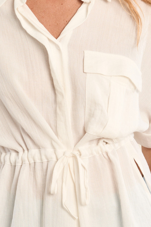 Camisa de mujer de manga corta, detalle lazada.