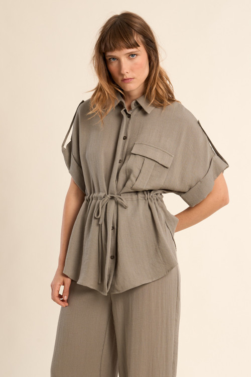 Safari blouse, knotted at the waist