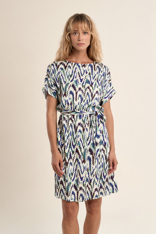 Vestido de manga corta, con estampado y lazada.