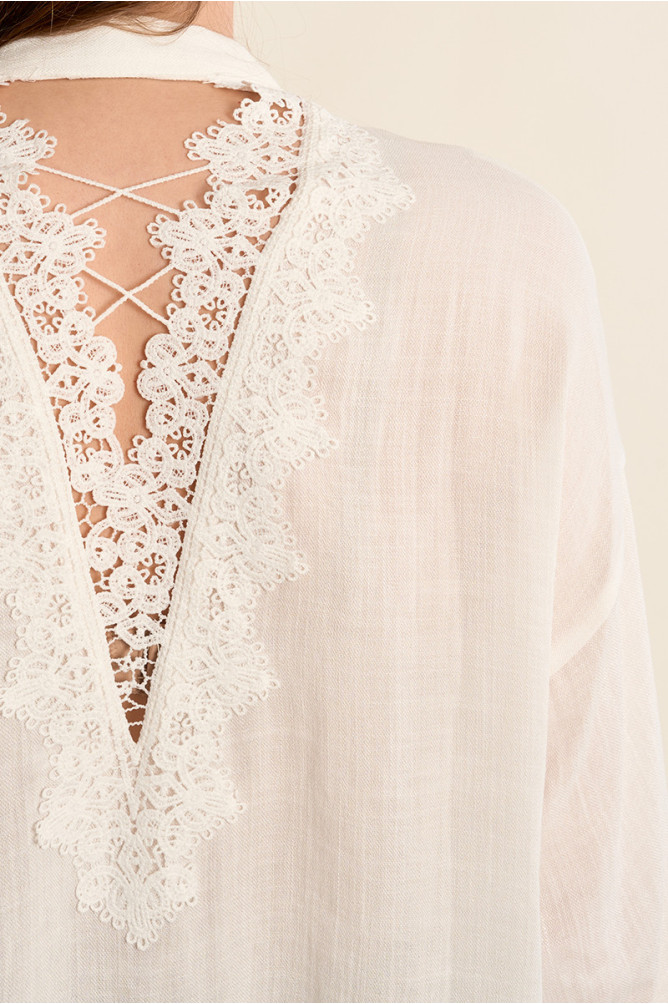 Mandarin collar shirt, open at the back