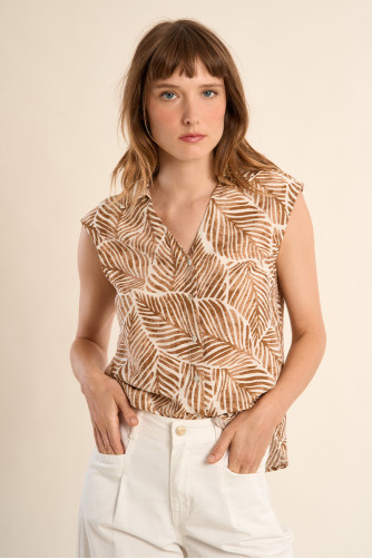 Camisa de mujer de manga sisa, con estampado.