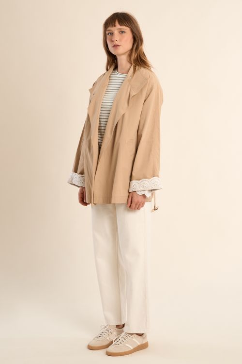 Trench-coat court