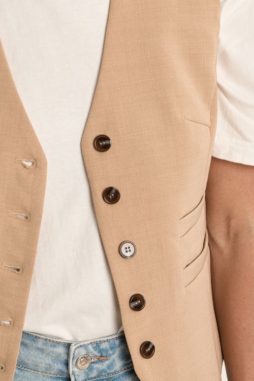 Chaleco de mujer entallado, detalle doble boble bolsillo.